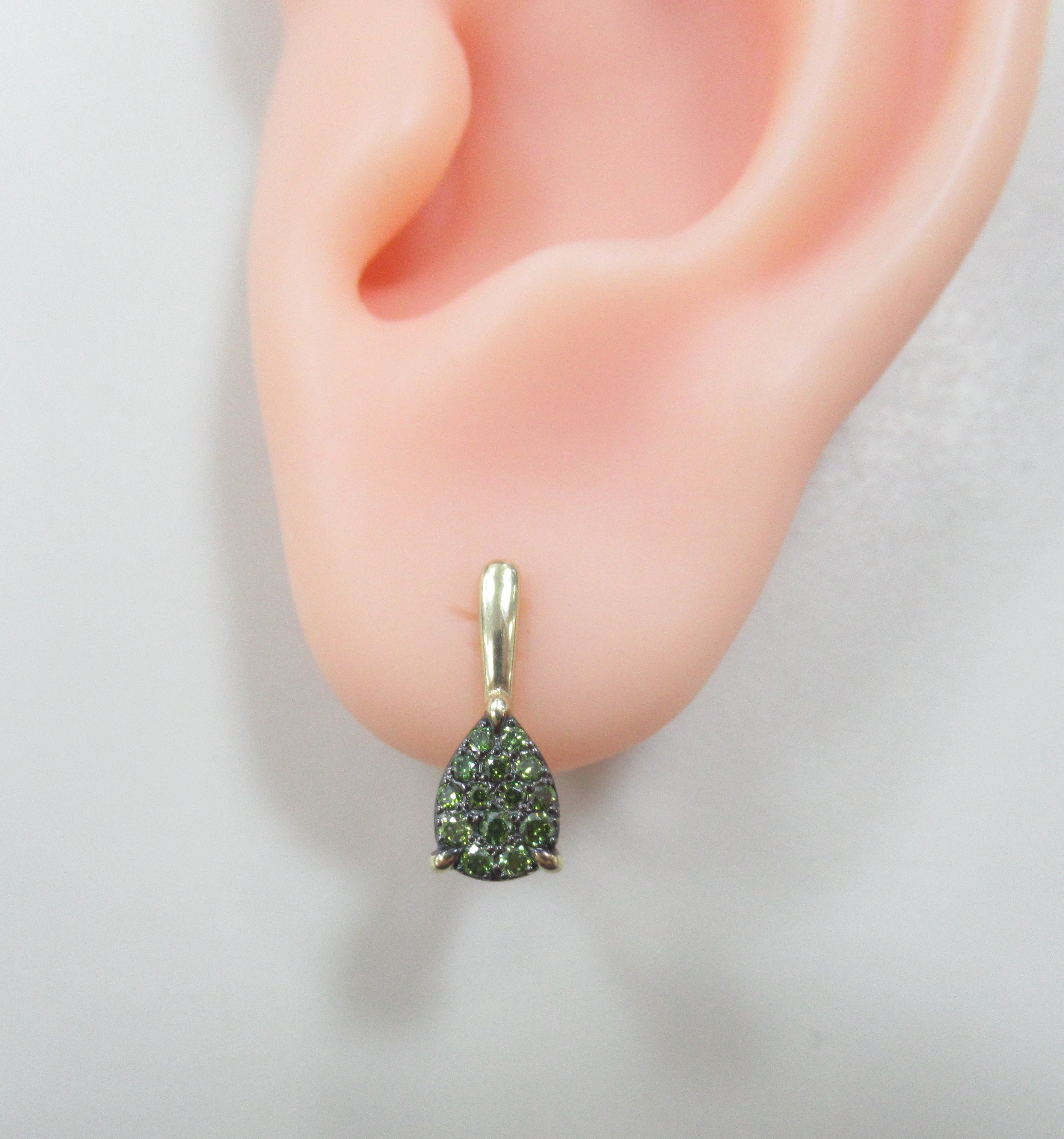 Серьги из желтого золота с зелеными бриллиантами